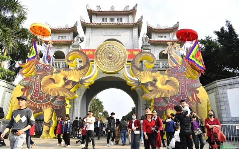 Du khách dâng hương tại đền Hai Bà Trưng với trang phục chỉnh tề